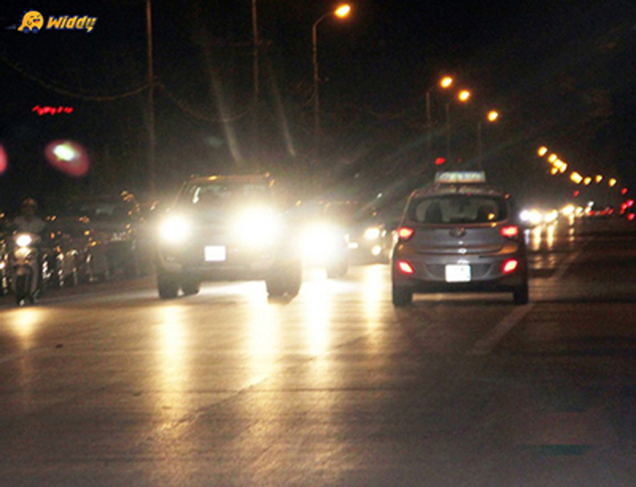 Không bật đèn pha khi lái xe ô tô trong thành phố